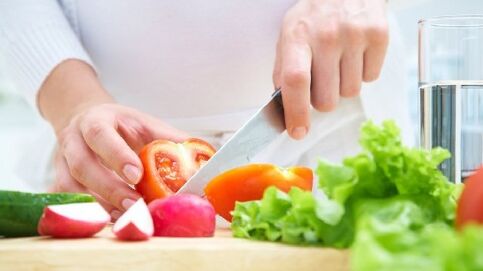 As verduras córtanse cun coitelo
