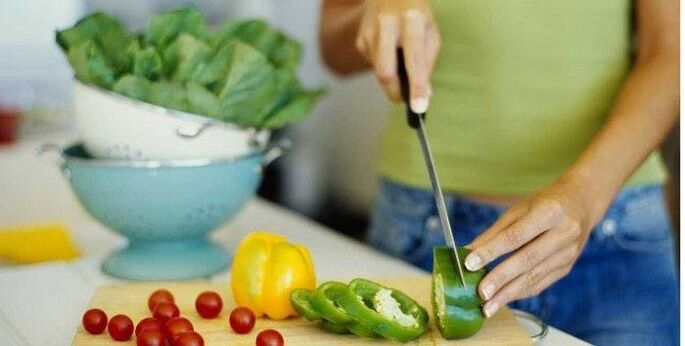 Cociña unha ensalada de vexetais para a cea seguindo os principios dunha nutrición adecuada para unha figura delgada
